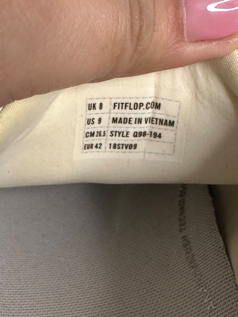 FitFlop White Leather Sneakers US 9 (Category: Sneakers) located in Manila. Submitted by dx_ram (Listing ID 1450343534, Image 3). Description: - plus shipping (free shipping with in metro manila only) this pair of FitFlop shoes corresponds to style code Q98-194. While the specific silhouette cannot be determined without seeing the exterior, FitFlop shoes in the Philippines generally retail P5000.00 The technical specifications printed on the inne