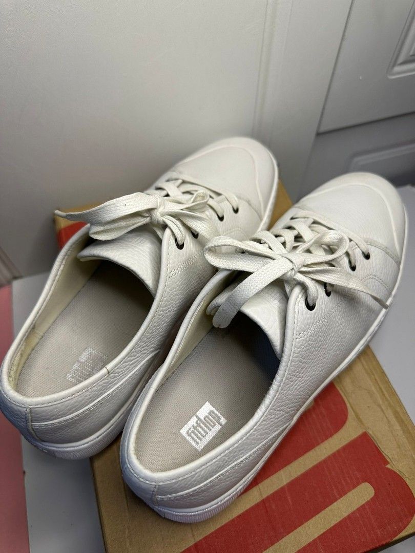 FitFlop White Leather Sneakers US 9 (Category: Sneakers) located in Manila. Submitted by dx_ram (Listing ID 1450343534, Image 2). Description: - plus shipping (free shipping with in metro manila only) this pair of FitFlop shoes corresponds to style code Q98-194. While the specific silhouette cannot be determined without seeing the exterior, FitFlop shoes in the Philippines generally retail P5000.00 The technical specifications printed on the inne