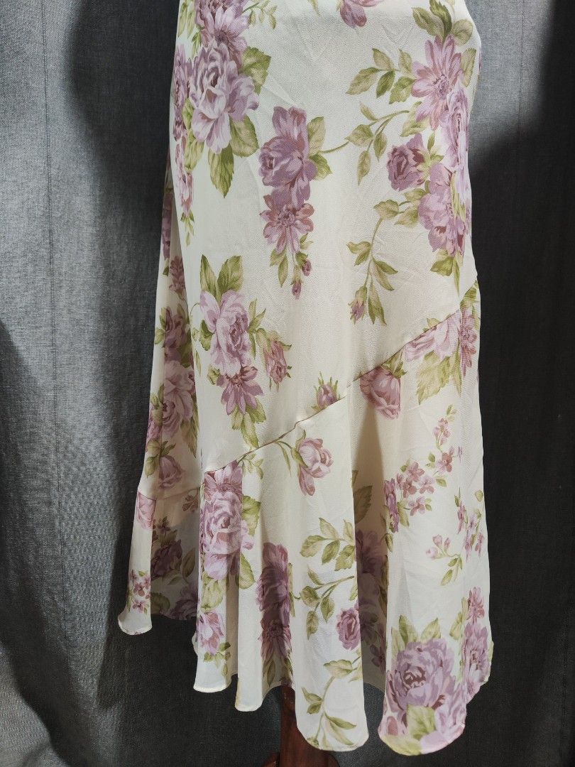 Flower Dress (Category: Dresses) located in Shah Alam. Submitted by Prelovedandnewbynanie (Listing ID 1450495553, Image 2). Description: Lined. Got side zipper. .