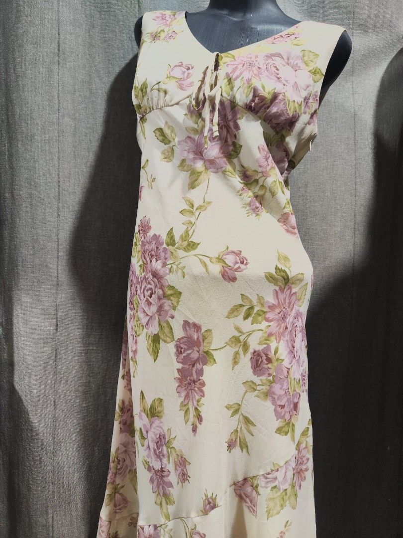 Flower Dress (Category: Dresses) located in Shah Alam. Submitted by Prelovedandnewbynanie (Listing ID 1450495553, Image 1). Description: Lined. Got side zipper. .