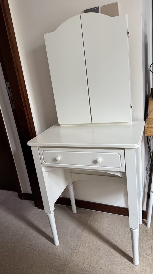 Francfranc dressing table 化妝枱 （分類：其他家居傢俬）位於 Hong Kong。 由 amyfarrarfowler 提交（商品編號 1450414041，圖片 1）。簡介： In mint condition 9成新。