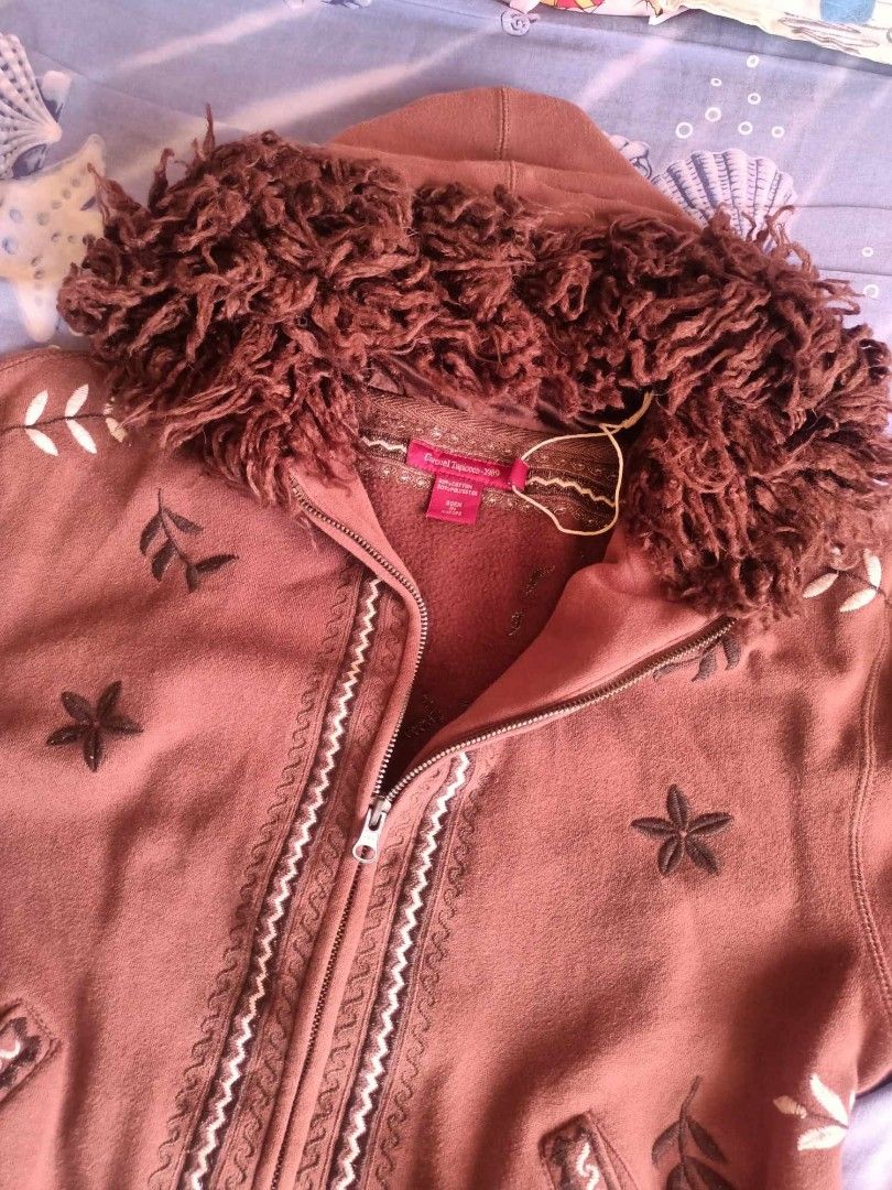 Fur hoodie jacket (Category: Coats, Jackets and Outerwear) located in Baras. Submitted by lalahdresan (Listing ID 1450446975, Image 2). Description: Selection Euc No flaws Small na semi boxy type Color may vary due to light Buy as is Limit expectations No return no exchange Jnt SF starts at 54 Thanks for visiting 😊.