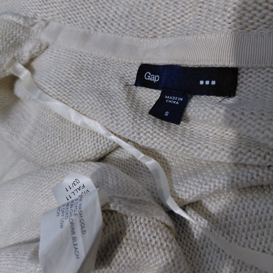 GAP Blazer Knitted (Category: Coats, Jackets and Outerwear) located in Manila. Submitted by pandinity (Listing ID 1450374806, Image 3). Description: W - 32in stretchy L - 30in stretchable US Brand knitted.