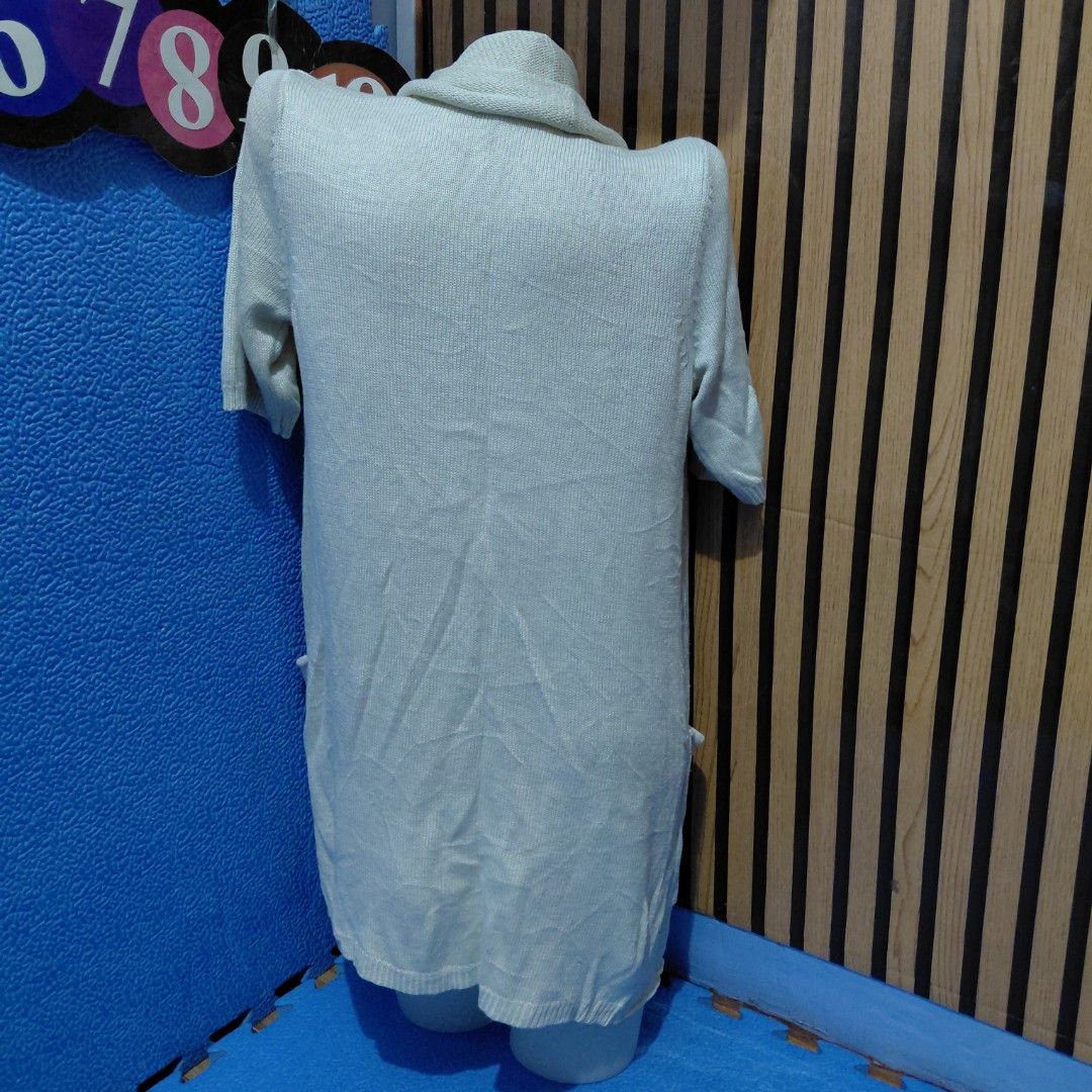 GAP Blazer Knitted (Category: Coats, Jackets and Outerwear) located in Manila. Submitted by pandinity (Listing ID 1450374806, Image 2). Description: W - 32in stretchy L - 30in stretchable US Brand knitted.