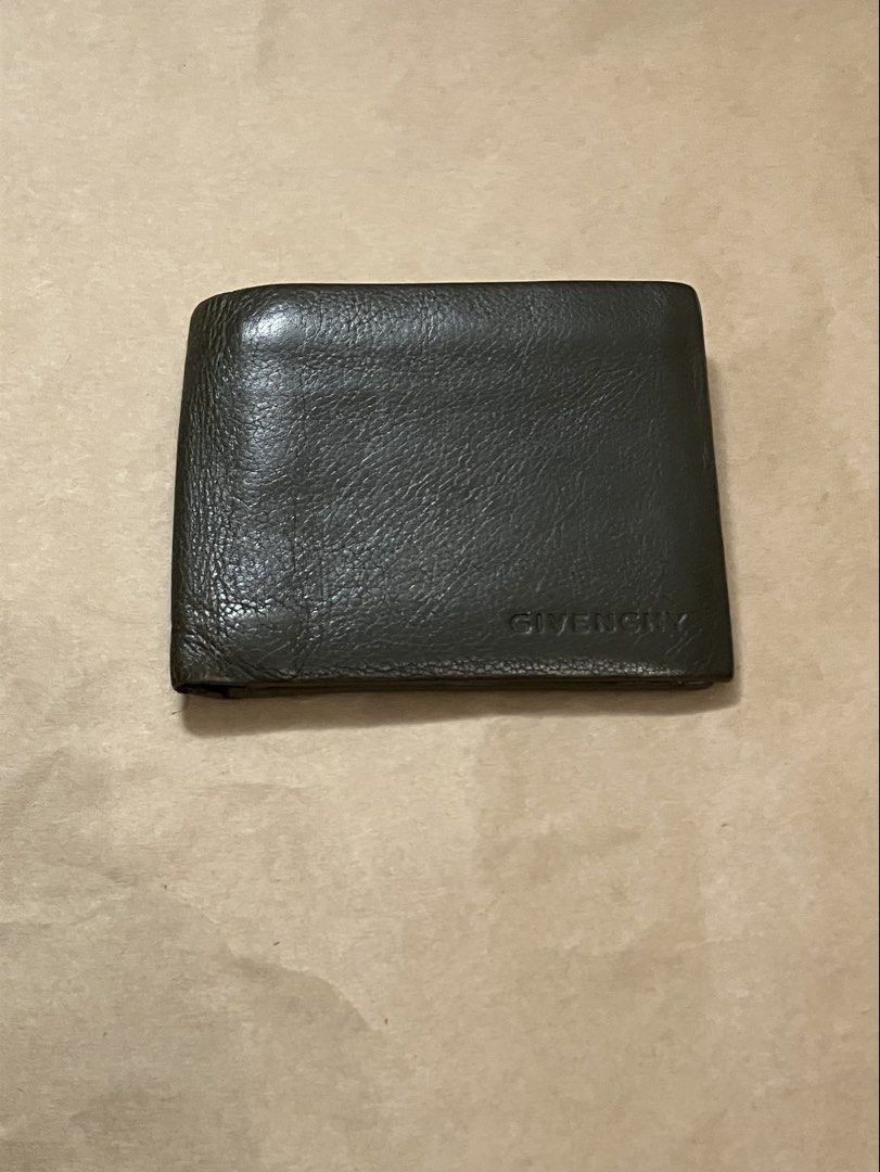 Givenchy dark green leather wallet （分類：手袋及銀包）位於 Hong Kong。 由 haze_haze_haze 提交（商品編號 1450481288，圖片 1）。簡介： Givenchy dark green leather wallet. Bifold style. Good condition.。