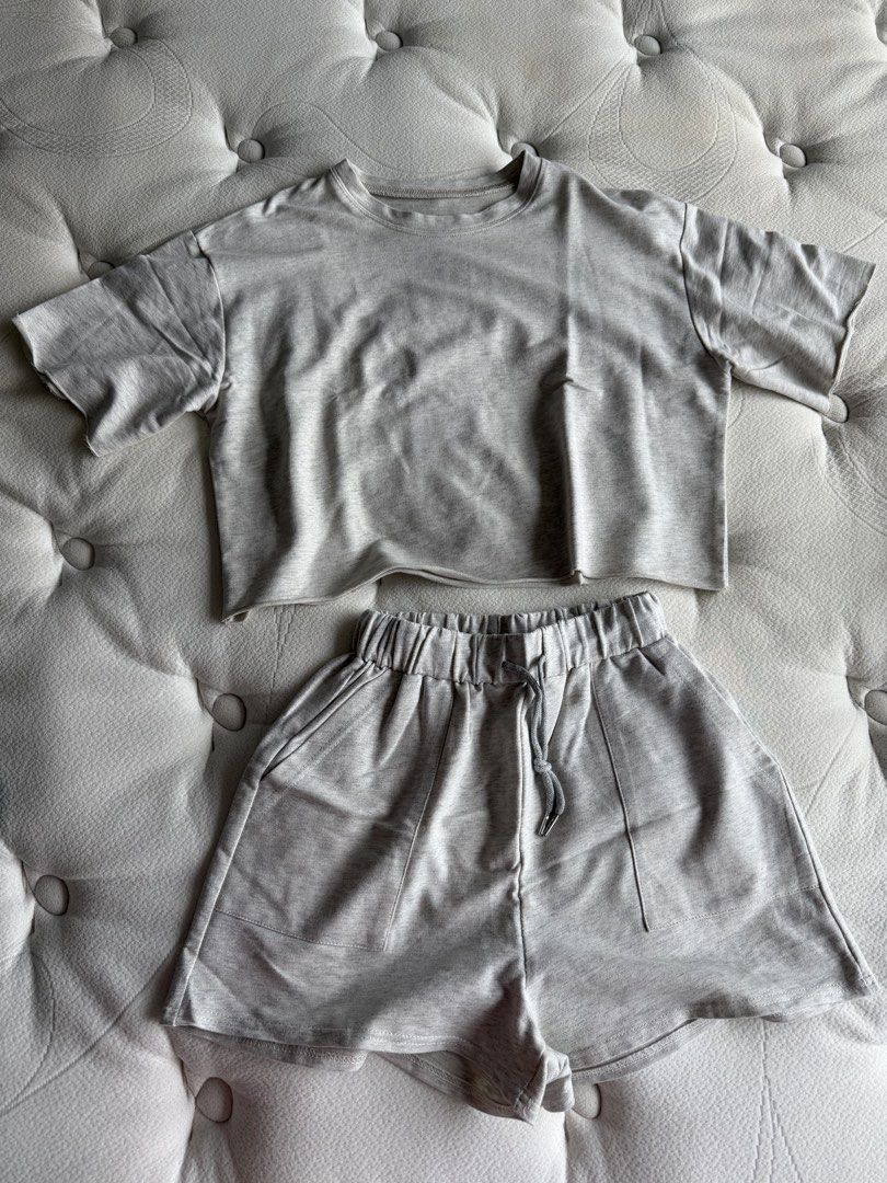 Grey Cropped Tee & Shorts Set （分類：套裝）位於 Hong Kong。 由 janellasteffie 提交（商品編號 1450355869，圖片 3）。簡介： Comfy grey loungewear set. Includes a cropped t-shirt and matching shorts. Elastic waistband with drawstring on shorts. Pockets on shorts too. Great for relaxing at home or casual outings. Soft fabric.。