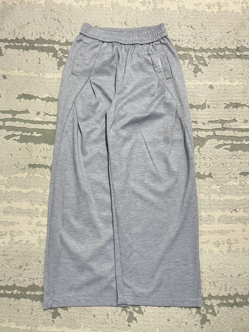 Grey Wide Leg Sweatpants (Category: Other Bottoms) located in Kuala Lumpur. Submitted by byian (Listing ID 1450436138, Image 1). Description: waist 29 up to 38 length 38 inch open leg 11 condition 9.5/10 baggy wideleg sweatpants! .