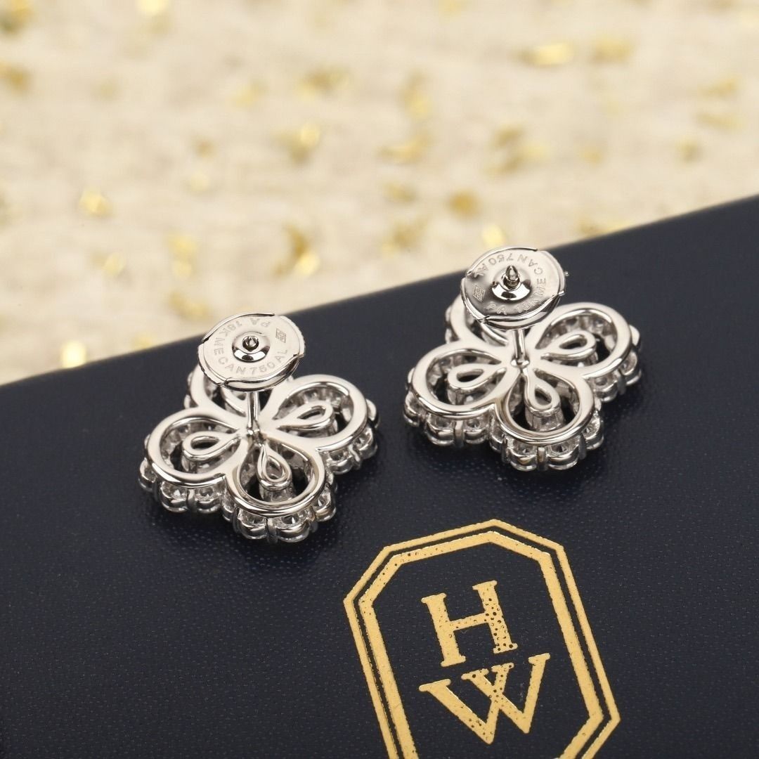 Harry Winston 四葉草鑽石耳環 （分類：耳環）位於 Hong Kong。 由 holiday9924 提交（商品編號 1450424317，圖片 2）。簡介： Harry Winston 四葉草造型耳環，鑲嵌鑽石，設計精緻。耳環背面刻有品牌標誌和18K金標記。附帶原裝首飾盒，盒內有不同顏色的耳環可供選擇。整體設計優雅，適合日常佩戴或特殊場合。。