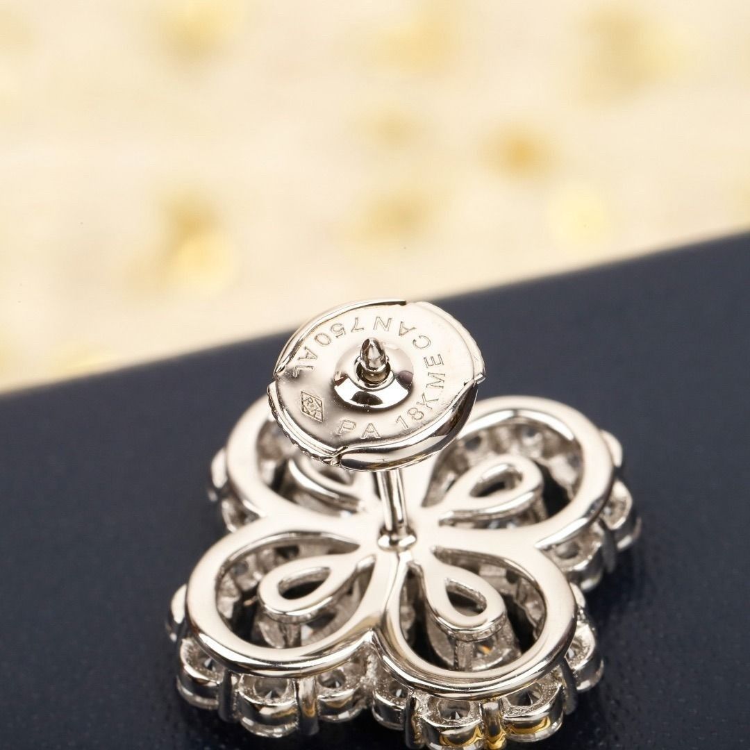 Harry Winston 四葉草鑽石耳環 （分類：耳環）位於 Hong Kong。 由 holiday9924 提交（商品編號 1450424317，圖片 1）。簡介： Harry Winston 四葉草造型耳環，鑲嵌鑽石，設計精緻。耳環背面刻有品牌標誌和18K金標記。附帶原裝首飾盒，盒內有不同顏色的耳環可供選擇。整體設計優雅，適合日常佩戴或特殊場合。。