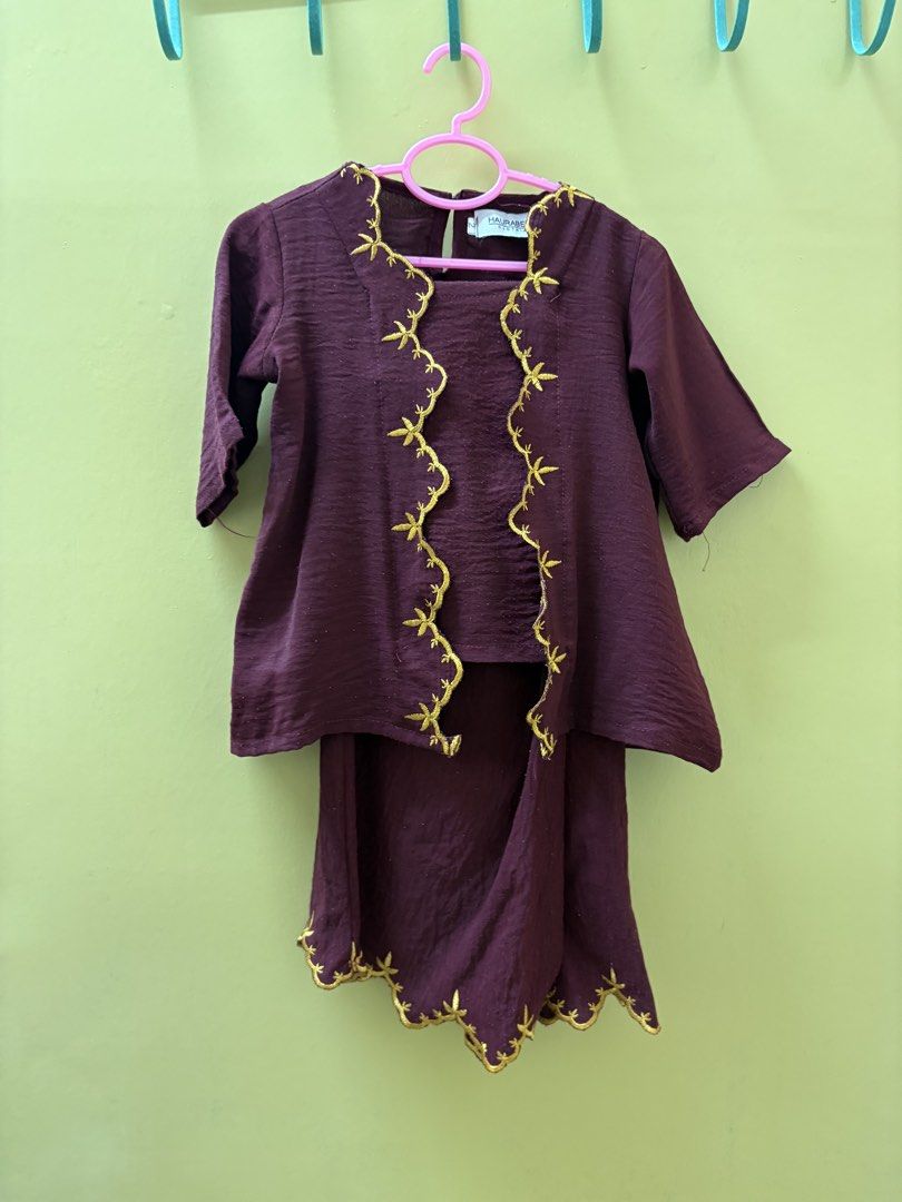 Haurabelle Clothing Kids Baju Kurung Set Size 2 (Category: Babies & Kids Fashion) located in Gombak. Submitted by syahghiah (Listing ID 1450414212, Image 1). Description: - Maroon Baju Kurung set - Brand: Haurabelle Clothing - Size: 2 - Features: Gold embroidery on top and skirt hem - Occasion: Festive or daily wear - Material: Comfortable fabric.