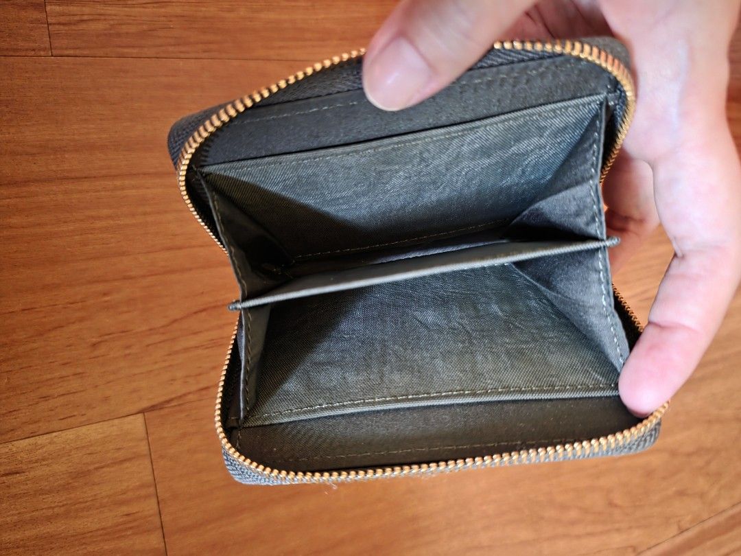 Herschel Supply Co. Zipper Wallet (Category: Wallets & Card holders) located in Manila. Submitted by philgabjhn (Listing ID 1450407718, Image 3). Description: - Herschel Supply Co. wallet - Dark green color - Secure zipper closure - Multiple card slots inside - Compact and pocket-friendly size - Stylish gold zipper detail - Ideal for daily essentials.