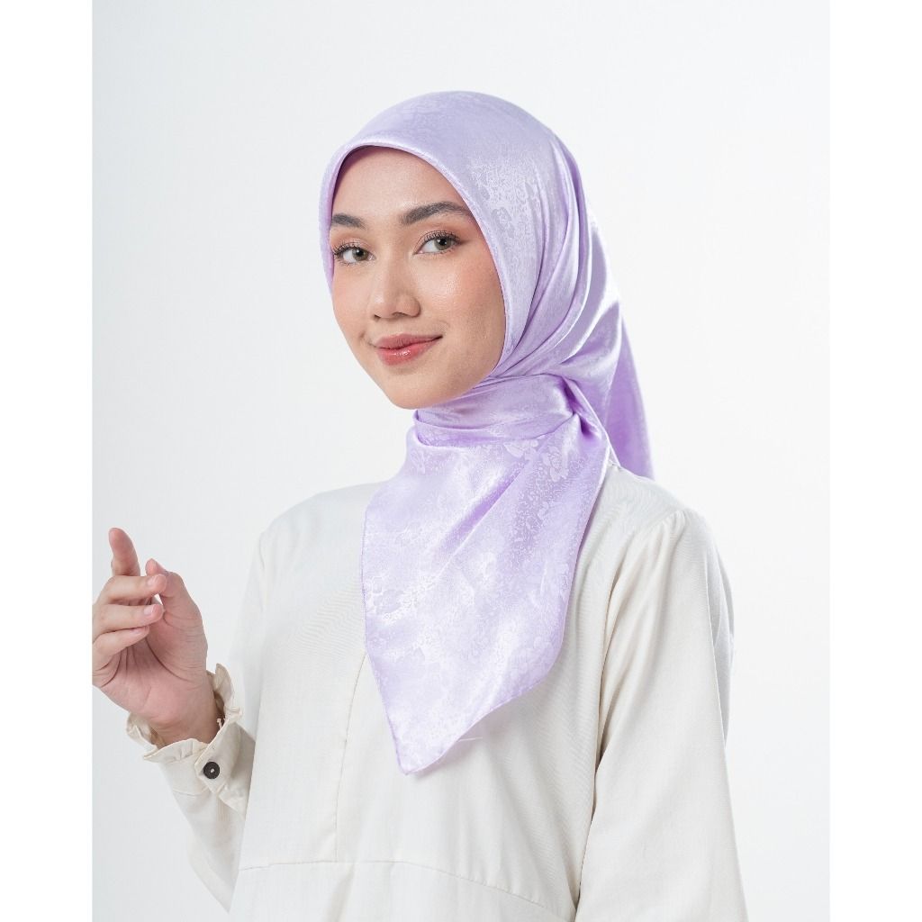 HIJAB JACQUARD , HIJAB SEGIEMPAT JACQUARD UKURAN 120cm X 120cm , HIJAB PESTA , HIJAB MEWAH , HIJAB KONDANGAN （分類：絲巾）位於 Hong Kong。 由 mogo.hk 提交（商品編號 1450335761，圖片 1）。簡介： Hijab Segi Empat Jacquard Silk Doff Detail Produk Ukuran: ±120 × 120 cm (toleransi 2–5 cm karena proses penjahitan pinggiran) Pinggiran: Sudah dijahit rapi premium. Packing: Menggunakan ziplock satuan. Label: No Label, cocok untuk reseller maupun dropshipper yang ingin menjual kem