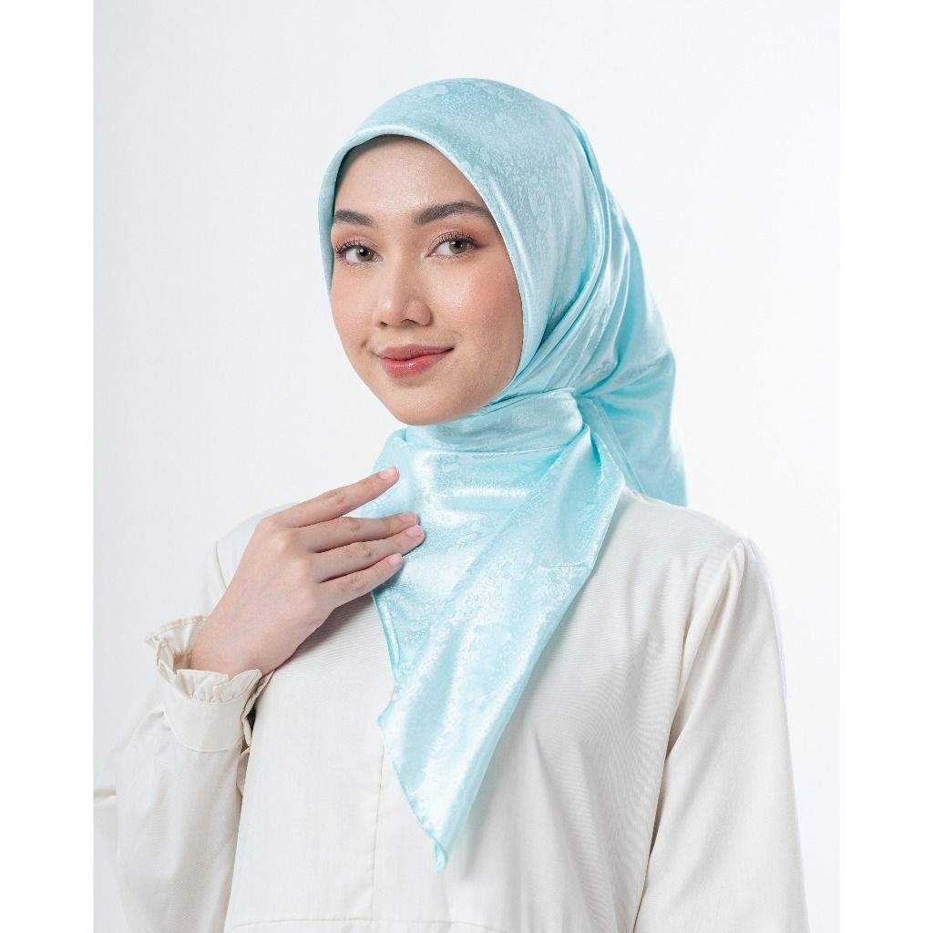HIJAB JACQUARD , HIJAB SEGIEMPAT JACQUARD UKURAN 120cm X 120cm , HIJAB PESTA , HIJAB MEWAH , HIJAB KONDANGAN （分類：絲巾）位於 Hong Kong。 由 mogo.hk 提交（商品編號 1450335761，圖片 2）。簡介： Hijab Segi Empat Jacquard Silk Doff Detail Produk Ukuran: ±120 × 120 cm (toleransi 2–5 cm karena proses penjahitan pinggiran) Pinggiran: Sudah dijahit rapi premium. Packing: Menggunakan ziplock satuan. Label: No Label, cocok untuk reseller maupun dropshipper yang ingin menjual kem