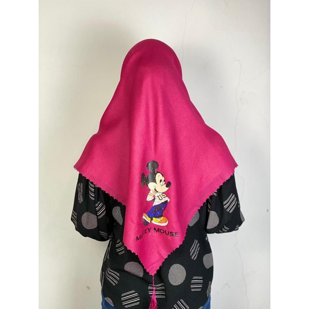 Hijab Moscrepe Mat Glamour Ronce Motif Mickey Mouse Lasercut Edition , Kerudung Disney Dewasa （分類：絲巾）位於 Hong Kong。 由 mogo.hk 提交（商品編號 1450352794，圖片 2）。簡介： Hijab Moscrepe Mat Glamour Ronce Motif Mickey Mouse Assalamualaikum Kak, Silakan dipilih untuk Hijab Moscrepe Mat Glamour Ronce Motif Mickey Mouse yaa. Keunggulan Produk Bahan Moscrepe Glamour. Model jilbab segi empat. Finishing Lasercut. Proses pengiriman setiap hari. Bahan adem, mudah digunaka