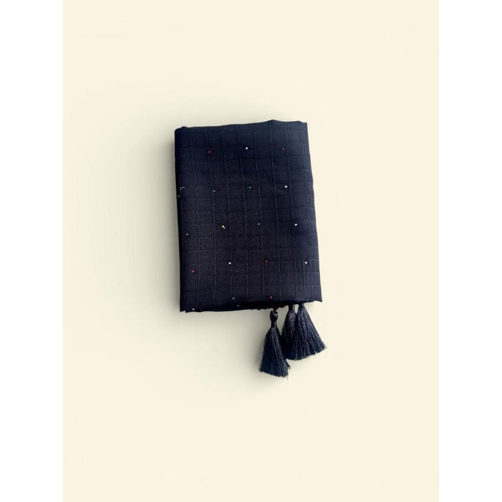 Hijab Segi Empat Voal Waffle Tassel Swarovski / Voal Waffle Payet Tabur Swarovski / Jilbab Voal Waffle Tassel Payet （分類：絲巾）位於 Hong Kong。 由 mogo.hk 提交（商品編號 1450339160，圖片 1）。簡介： Hijab Segi Empat Voal Waffle Tassel Swarovski Deskripsi Produk Bahan: Voal Waffle Ukuran: 110 × 110 cm Menggunakan payet Swarovski yang mewah pada bagian pinggiran hijab. Pinggiran Lasercut dengan tambahan Tassel Premium berbahan nilon. Mewah, nyaman dipakai, adem, dan muda