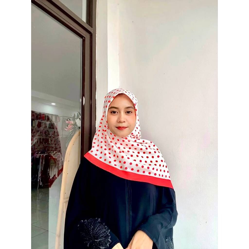 Hijab Segiempat Voal Premium Motif Polkadot Printing Sublime Lasercut Kerudung Motif （分類：絲巾）位於 Hong Kong。 由 mogo.hk 提交（商品編號 1450333313，圖片 3）。簡介： Jilbab Voal Motif Polkadot Premium Assalamualaikum Kak, Silakan dipilih untuk Jilbab Voal Motif Polkadot Premium yaa. Keunggulan Produk Bahan Voal. Jilbab Segi Empat. Finishing Lasercut. Proses pengiriman setiap hari. Bahan adem, mudah digunakan, dengan motif mewah. Ready stock, sehingga aman untuk resel