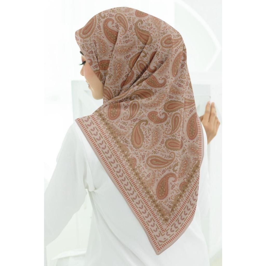 Hijab Voal Motif Syari Terbaru Ukuran 130X130 Premium Hijab Segiempat Motif Jumbo Lasercut Khimar Segi empat Motif Murah （分類：絲巾）位於 Hong Kong。 由 mogo.hk 提交（商品編號 1450332979，圖片 2）。簡介： Jilbab Voal Motif S4 Syar'i Premium Assalamualaikum Kak, Silakan dipilih untuk Jilbab Voal Motif S4 Syar'i Premium yaa. Keunggulan Produk Bahan Voal. Jilbab Segi Empat. Finishing Lasercut. Detail Produk Bahan: Voal Ukuran: 130 × 130 cm Berat: ±130 gram (1 kg ± 12 pcs) 
