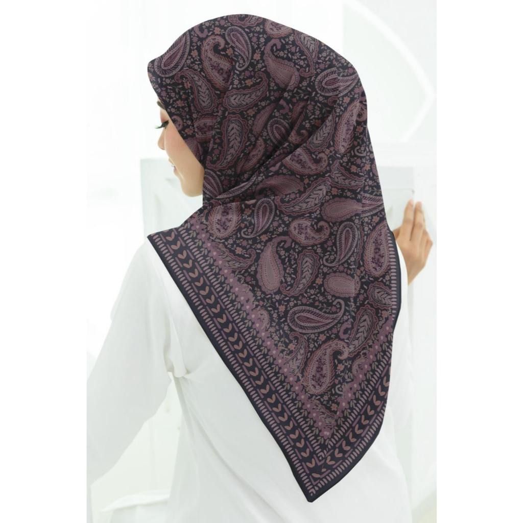 Hijab Voal Motif Syari Terbaru Ukuran 130X130 Premium Hijab Segiempat Motif Jumbo Lasercut Khimar Segi empat Motif Murah （分類：絲巾）位於 Hong Kong。 由 mogo.hk 提交（商品編號 1450332979，圖片 1）。簡介： Jilbab Voal Motif S4 Syar'i Premium Assalamualaikum Kak, Silakan dipilih untuk Jilbab Voal Motif S4 Syar'i Premium yaa. Keunggulan Produk Bahan Voal. Jilbab Segi Empat. Finishing Lasercut. Detail Produk Bahan: Voal Ukuran: 130 × 130 cm Berat: ±130 gram (1 kg ± 12 pcs) 