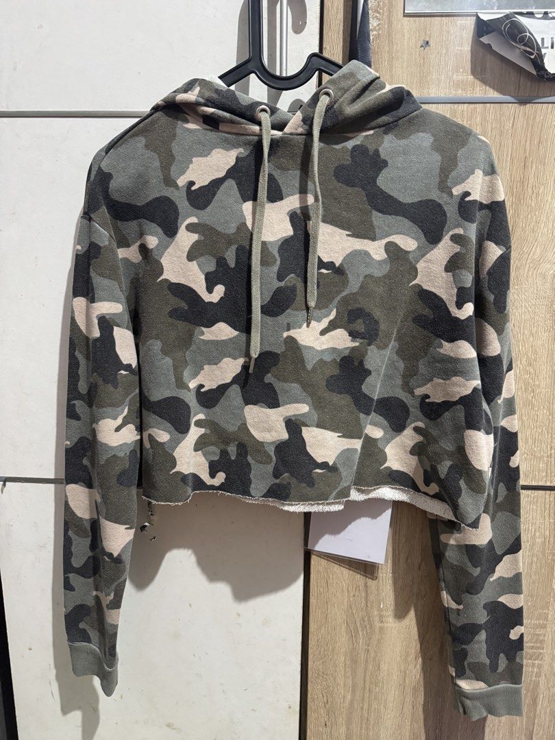 (NEGO) H&M CAMO CROP HOODIE (Kategori: Baju Luaran) berada di Jakarta Timur. Dikirim oleh lovedbyiyeng (ID iklan 1450411707, Gambar 1). Deskripsi: SIZE S CONDITION MASIH BAGUS BANGET CMN DIPAKE BBRP KALI AJA ITU JG DI RUMAH DOANG😭 NEGO AJA YAA BY CHAT.