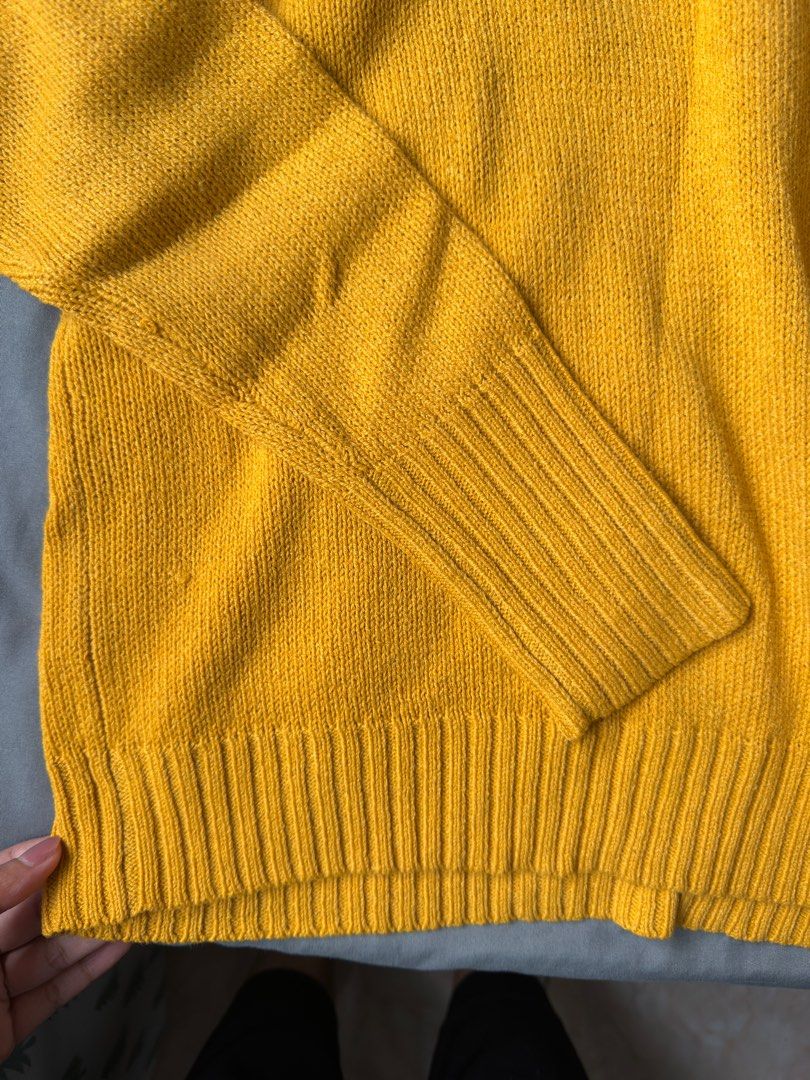 H&M Knitwear (Category: Longsleeves) located in Kuala Perlis. Submitted by mochiiro (Listing ID 1450379947, Image 2). Description: Still in good condition Mustard color.