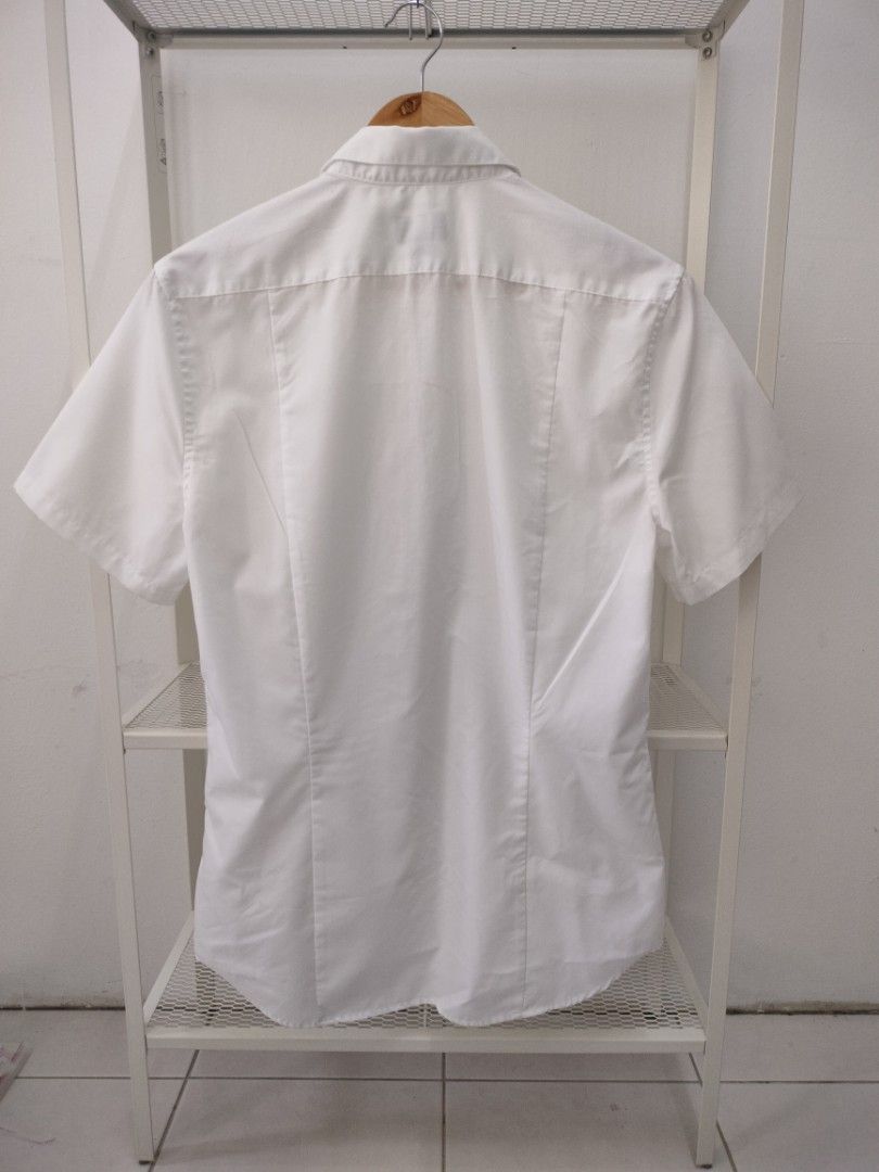 H&M Slim Fit Easy Iron White Short Sleeve Shirt Size S (Category: Formal Shirts) located in Seri Kembangan. Submitted by mindnotmine (Listing ID 1450329387, Image 2). Description: Authentic 💯 Good condition Bebas koyak atau pinhole Pit 20 Length 30 Rm19 x masuk postage #J577.