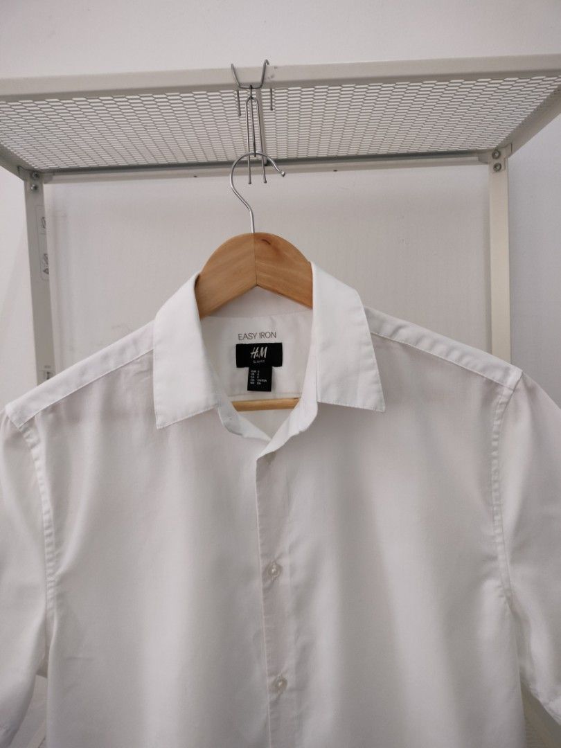 H&M Slim Fit Easy Iron White Short Sleeve Shirt Size S (Category: Formal Shirts) located in Seri Kembangan. Submitted by mindnotmine (Listing ID 1450329387, Image 3). Description: Authentic 💯 Good condition Bebas koyak atau pinhole Pit 20 Length 30 Rm19 x masuk postage #J577.