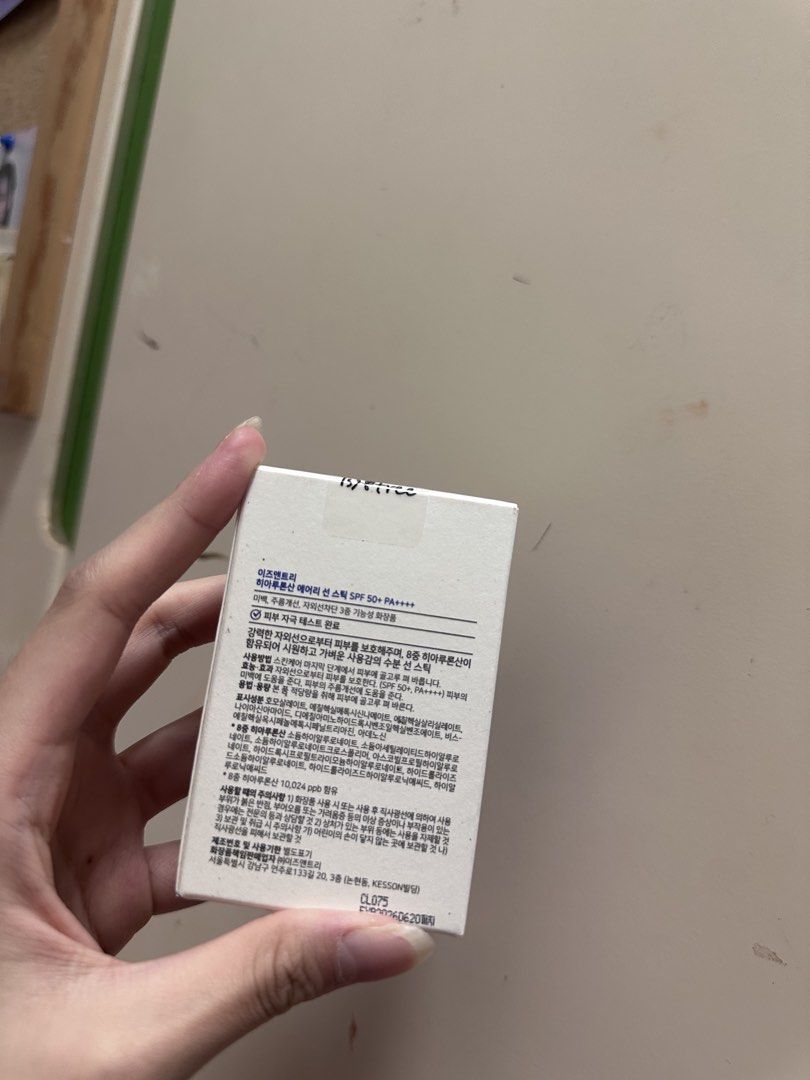 isntree 透明質酸清爽防曬棒 SPF50+ PA++++ （分類：面部 - 面部護理）位於 Hong Kong。 由 yulia077 提交（商品編號 1450451030，圖片 2）。簡介： isntree 透明質酸清爽防曬棒，SPF50+ PA++++。一支23克。用完皮膚滑滑，唔會笠。方便攜帶，隨時補防曬。岩晒夏天用。。