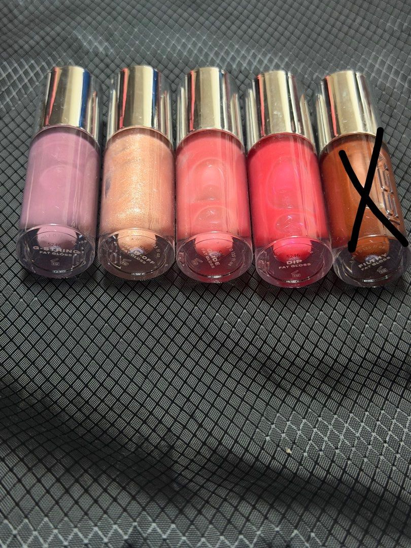 Issy Fat Gloss G-String Show off Glide Dip (Category: Makeup) located in Valenzuela. Submitted by retroroyaleph (Listing ID 1447685337, Image 2). Description: 150 EACH Swatched only.