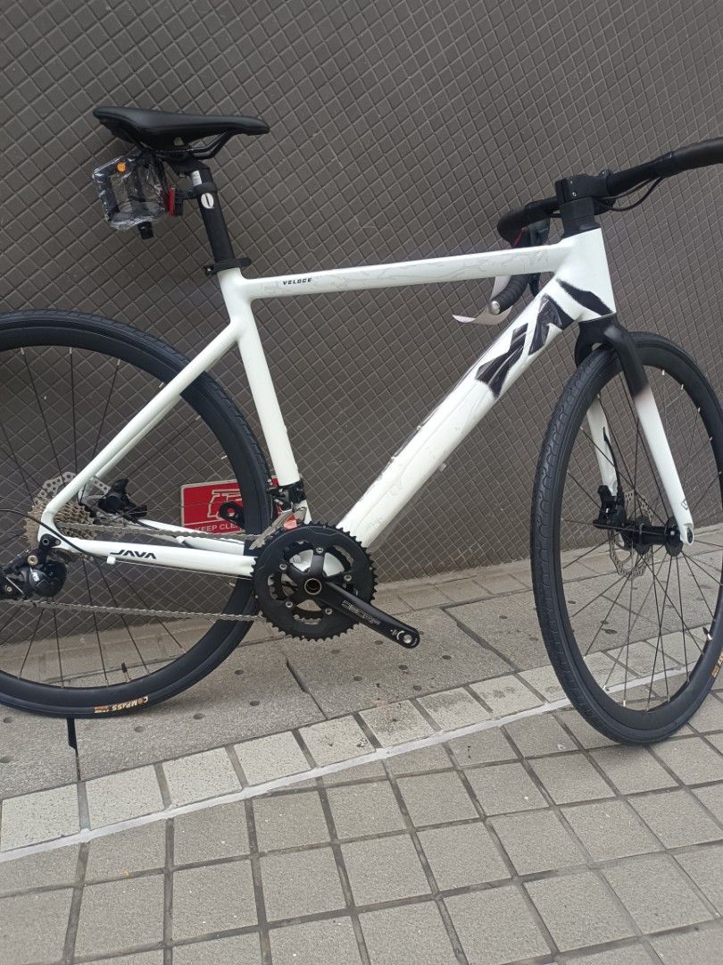 Java VELOCE 18s （分類：單車）位於 Hong Kong。 由 tkobike09943194 提交（商品編號 1450337060，圖片 1）。簡介： Java VELOCE 公路車 L TWOO R5 9X2 18speed 前後油壓碟剎 前後桶軸設計 $3880 全港九新界也可以送貨 歡迎各位查詢 將軍澳單車 📍將軍澳寶康路105-107號 香港單車館公園G51號舖 Shop G51Hong Kong Velodrome, 105 Po Hong Road, Tseung Kwan O （港鐵坑口站B出口 MTR Hang Hau Station Exit B） 將軍澳車單車館單車專門店 Tel 9458 0998 有全新摺山地車公路車摺車 出售 全新 單車公路車山地車摺車出售 另有單車出租及單車儲存服務單車倉 #將軍澳單車 #單車倉 #租單車 #Java #VELOCE。