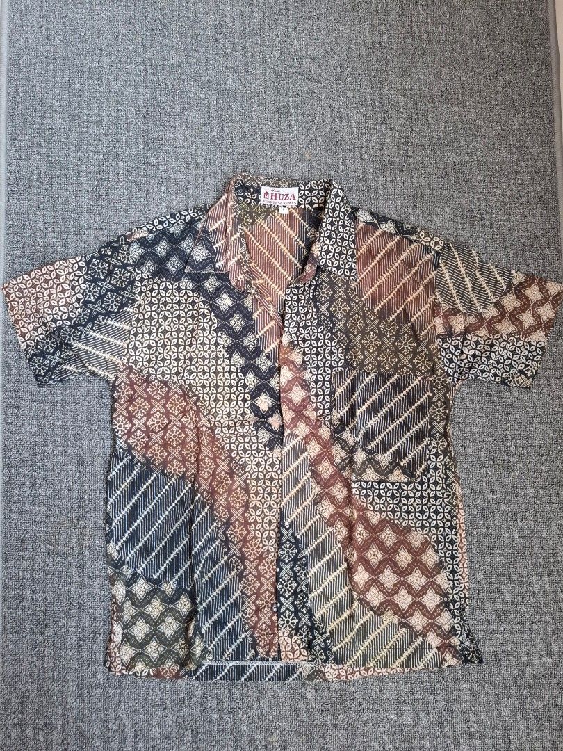 Kemeja Batik Pria (Kategori: Atasan) berada di Bekasi. Dikirim oleh lemarianakmuda (ID iklan 1450436341, Gambar 1). Deskripsi: Kemeja Batik Size M PxL ( 60 x 54) Very Good Condition.