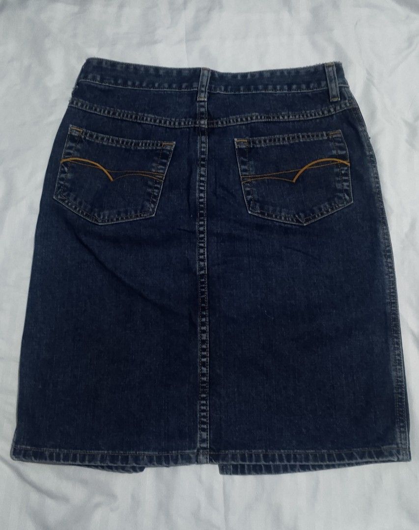 Knee-length American Eagle denim skirt (Category: Skirts) located in Valenzuela. Submitted by maeviss (Listing ID 1450383022, Image 2). Description: Waist 29 in Skirt length 20 in.
