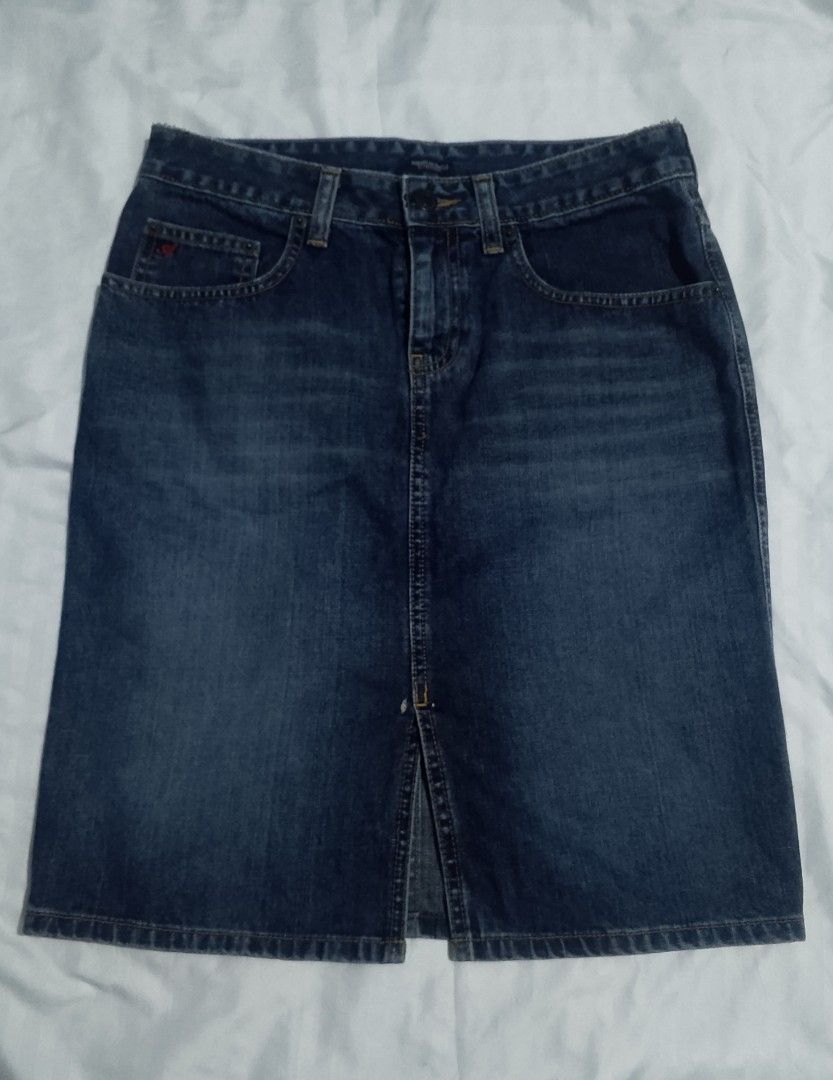 Knee-length American Eagle denim skirt (Category: Skirts) located in Valenzuela. Submitted by maeviss (Listing ID 1450383022, Image 1). Description: Waist 29 in Skirt length 20 in.