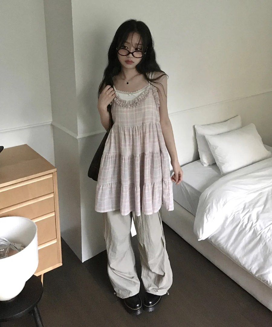 Korean Tiered Check Summer Dress (Kategori: Gaun & Rok) berada di Grobogan. Dikirim oleh __getreadywithme (ID iklan 1450421896, Gambar 1). Deskripsi: Sorry nett price! Bust 90 cm |Length 78 cm vvgc ‼️TIDAK BISA 🍊 / IJOO‼️.
