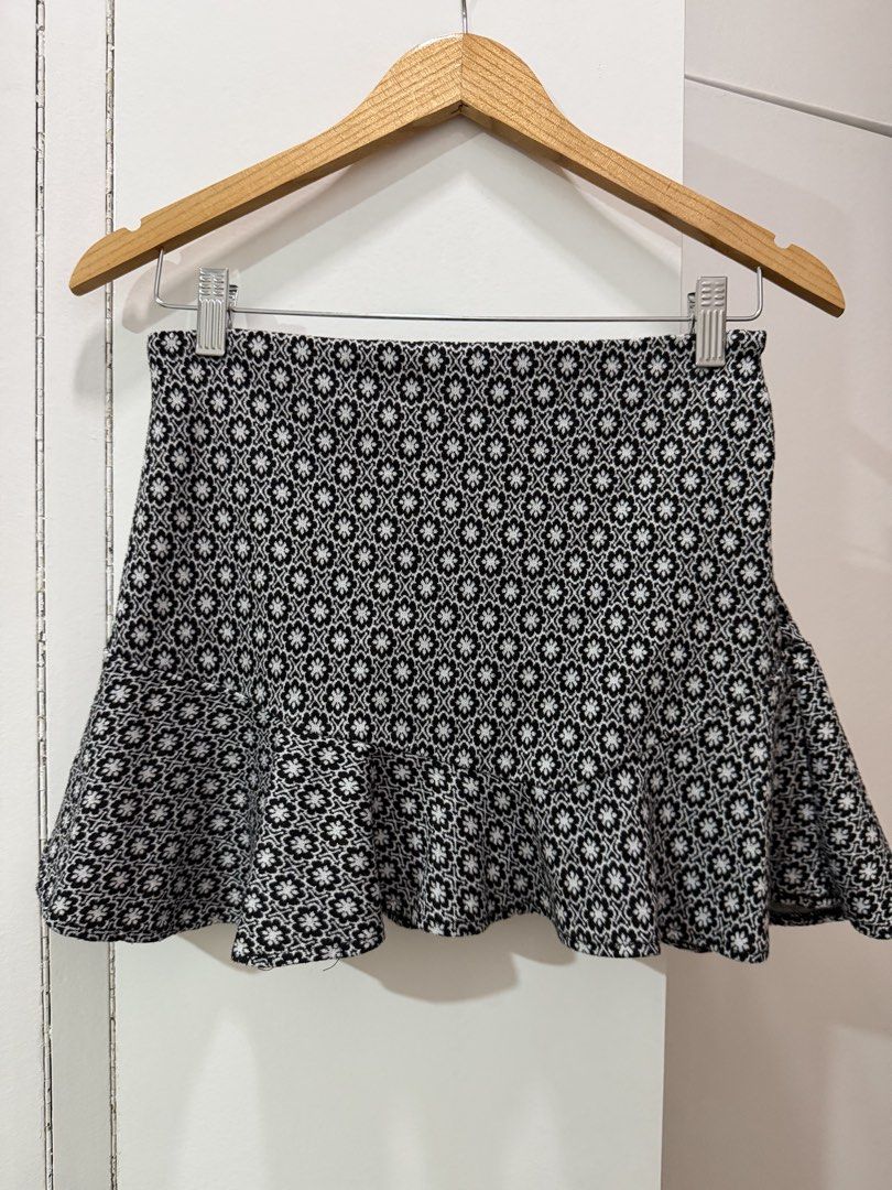 Koton Black & White Patterned Flared Mini Skirt XS (Category: Skirts) located in Taguig. Submitted by onein.oneout_declutter (Listing ID 1450439917, Image 3). Description: - Cute Koton mini skirt - Black and white geometric pattern - Flared hemline - Estimated size: XS - Made in Turkey - Versatile for casual or dressed-up occasions.