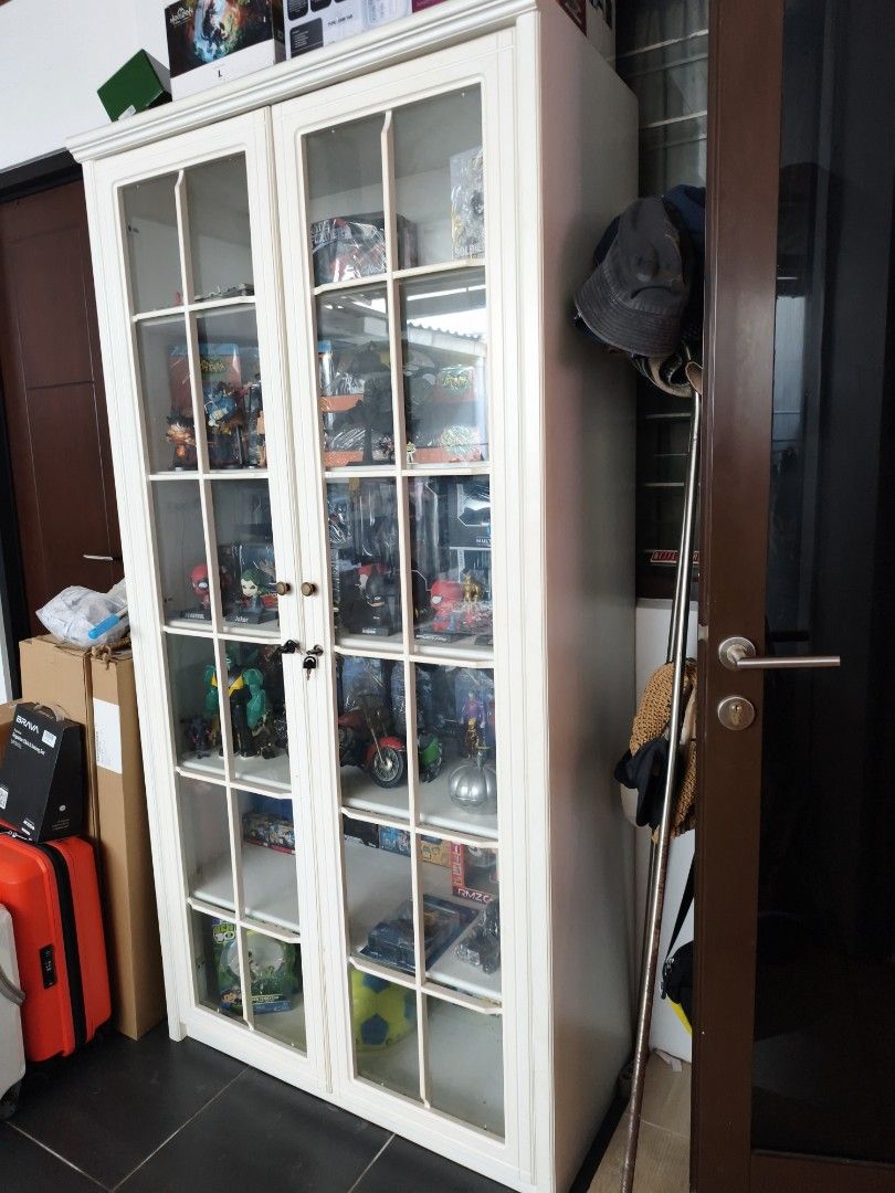 Lemari besar kayu dengan pintu kaca (Kategori: Perabotan Rumah) berada di Tangerang. Dikirim oleh fadilavika18848 (ID iklan 1450325587, Gambar 2). Deskripsi: ukuran sekitar 1 x 2an m.