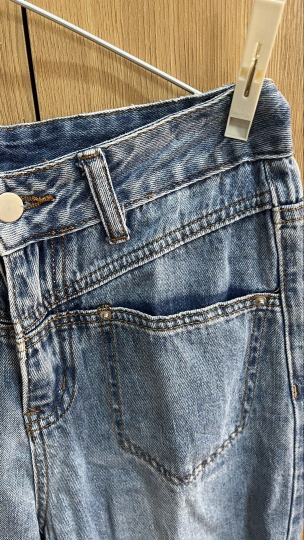 Light Wash Wide Leg Jeans Size M (Category: Jeans) located in Cebu City. Submitted by joh_ling (Listing ID 1450350444, Image 2). Description: - Light wash denim jeans - Wide leg cut - High waisted style - Front and back pockets - Belt loops - Size M (160/66A) 26-28 inches .