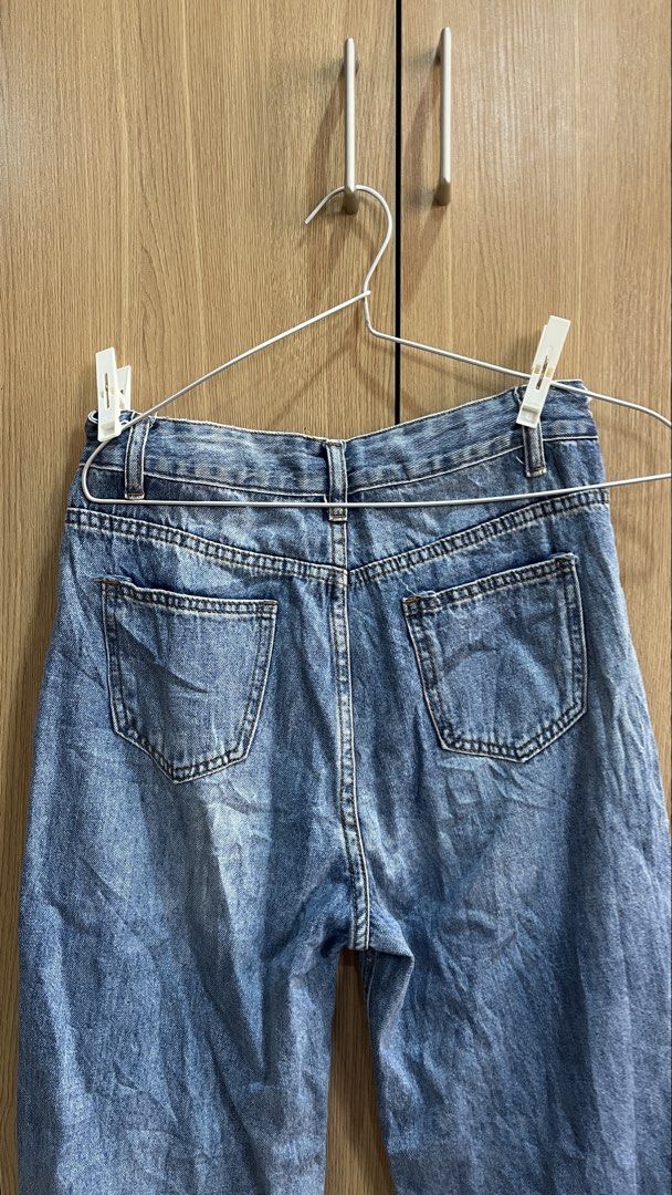 Light Wash Wide Leg Jeans Size M (Category: Jeans) located in Cebu City. Submitted by joh_ling (Listing ID 1450350444, Image 3). Description: - Light wash denim jeans - Wide leg cut - High waisted style - Front and back pockets - Belt loops - Size M (160/66A) 26-28 inches .