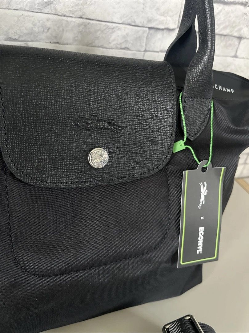 Longchamp energy Black handbag （分類：手袋及銀包）位於 Hong Kong。 由 kkdarsue 提交（商品編號 1450523497，圖片 2）。簡介： New comes with packing 。