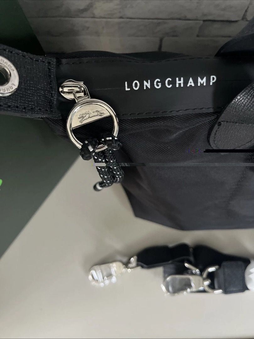 Longchamp energy Black handbag （分類：手袋及銀包）位於 Hong Kong。 由 kkdarsue 提交（商品編號 1450523497，圖片 3）。簡介： New comes with packing 。