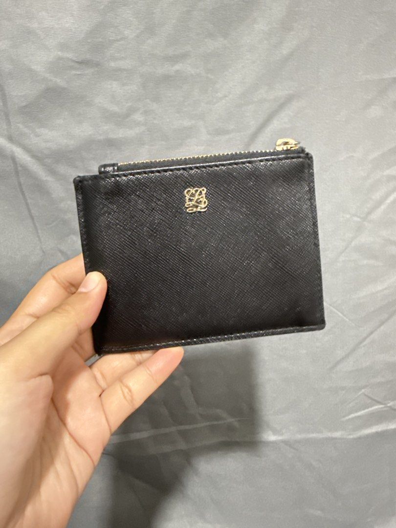 Louis Quatorze small wallet (Category: Wallets & Card holders) located in Dagupan City. Submitted by handpickedcollection_ (Listing ID 1450411831, Image 1). Description: LQ small wallet ☑️No issue. Brand new condition. ☑️Authentic ☑️Preloved from korea box.