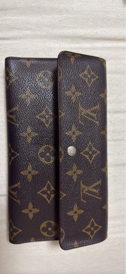 Louis Vuitton Monogram Long Wallet (Category: Luxury Bags & Wallets) located in Manila. Submitted by emiko898 (Listing ID 1450425475, Image 2). Description: Preloved lv long wallet 100% authentic Issues (see photo) nagbakbak yung inner lining but outaide okay naman RFS: declutter Loc: SJDM Price still nego .