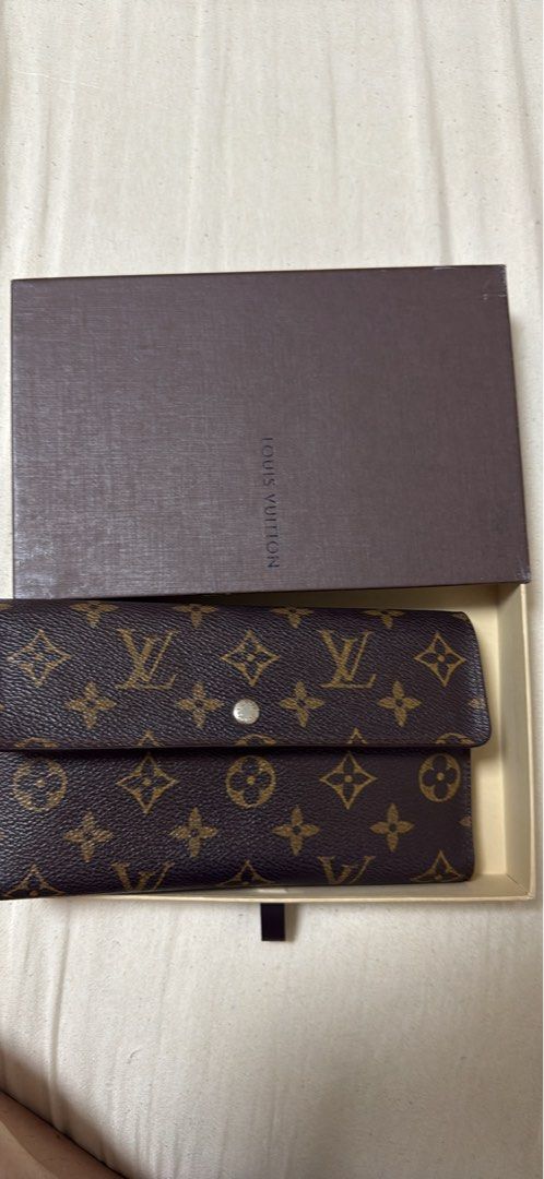 Louis Vuitton Monogram Long Wallet (Category: Luxury Bags & Wallets) located in Manila. Submitted by emiko898 (Listing ID 1450425475, Image 1). Description: Preloved lv long wallet 100% authentic Issues (see photo) nagbakbak yung inner lining but outaide okay naman RFS: declutter Loc: SJDM Price still nego .