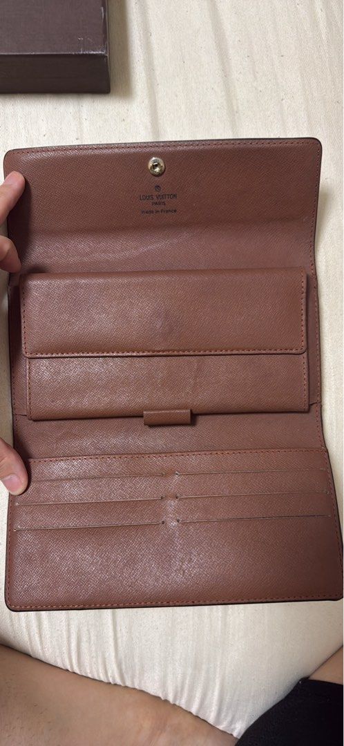 Louis Vuitton Monogram Long Wallet (Category: Luxury Bags & Wallets) located in Manila. Submitted by emiko898 (Listing ID 1450425475, Image 3). Description: Preloved lv long wallet 100% authentic Issues (see photo) nagbakbak yung inner lining but outaide okay naman RFS: declutter Loc: SJDM Price still nego .