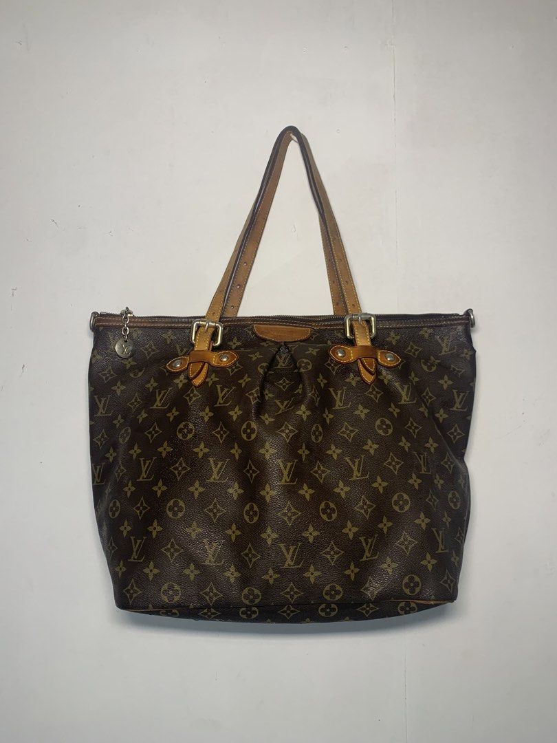 Louis Vuitton Monogram Tote Bag (Category: Luxury Bags & Wallets) located in Manila. Submitted by alianza_1mig (Listing ID 1450356866, Image 1). Description: - Classic Louis Vuitton monogram tote - Color: Brown canvas with leather trim and handles - Spacious interior for essentials - Ideal for everyday use - Secure zipper closure.