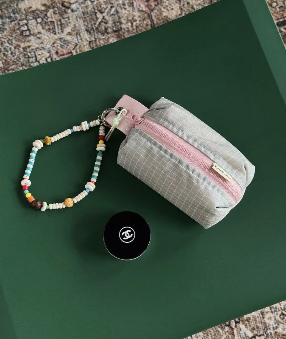 Makeup Bag (Category: Purses & Pouches) located in Kuala Lumpur. Submitted by lovedsold (Listing ID 1450359130, Image 1). Description: - Makeup bag -Nice colour - Compact size, ideal for slipping into pockets or bags. .