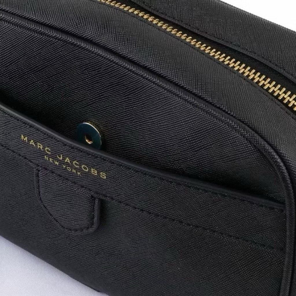 由 hsulisa288 (刊登 ID 1450460666，圖片 3) 提交，位於 新北市 (New Taipei) 的 MARC JACOBS燙印LOGO防刮皮拉鍊斜背包(黑) (類別：精品包與皮夾)，說明：MARC JACOBS燙印LOGO 防刮皮拉鍊斜背包(黑) 尺寸（Size）： • # | *]21cm • 寬1約6.5cm • 高|約13.5cm。