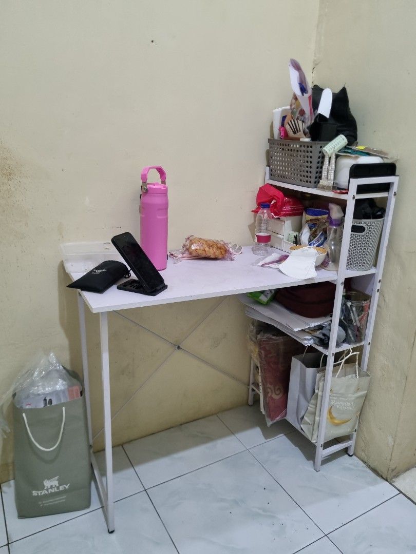 Meja belajar (Kategori: Perabotan Rumah) berada di Sleman. Dikirim oleh prelovedbynittaaa (ID iklan 1450442005, Gambar 2). Deskripsi: meja belajar kondisi baik. Karna tidak bisa bongkar, jadi ambil ke kosan ya. Daerah Sleman, dekat SCH/dekat Mesjid Agung Sleman.