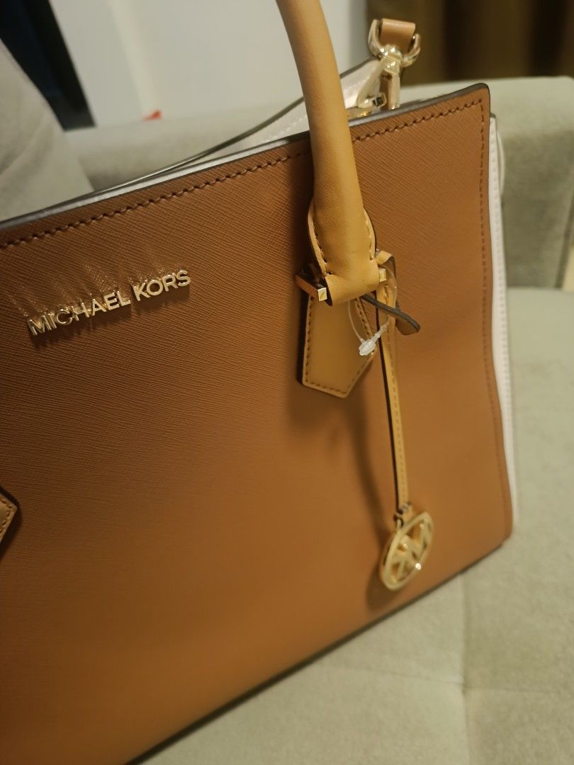 Michael Kors Purse (Category: Shoulder Bags) located in Davao. Submitted by clecle1 (Listing ID 1450434388, Image 3). Description: Brand New (Unused) Nkatago lang.