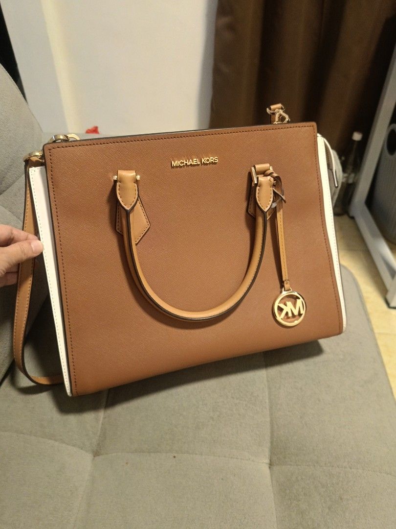 Michael Kors Purse (Category: Shoulder Bags) located in Davao. Submitted by clecle1 (Listing ID 1450434388, Image 2). Description: Brand New (Unused) Nkatago lang.