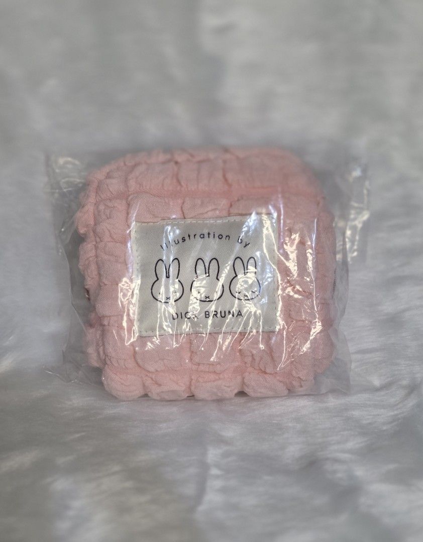 Miffy Cloud Pouch Pink (Category: Purses & Pouches) located in Amadeo. Submitted by cminihaven (Listing ID 1450510217, Image 3). Description: .